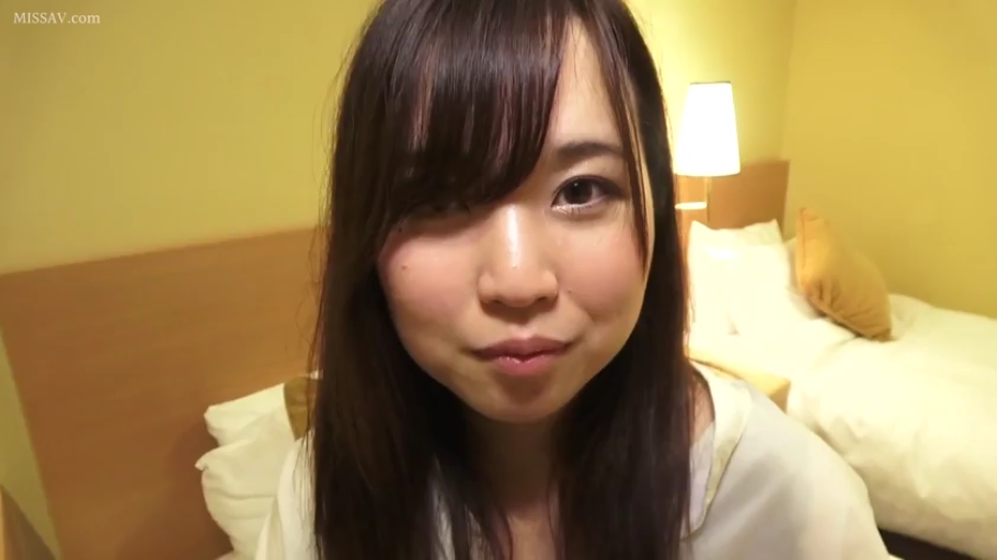 坐姿 · 微笑 · 床 · 酒店房间 · 面部特写 · 注视镜头 · 长发 · 白色睡衣