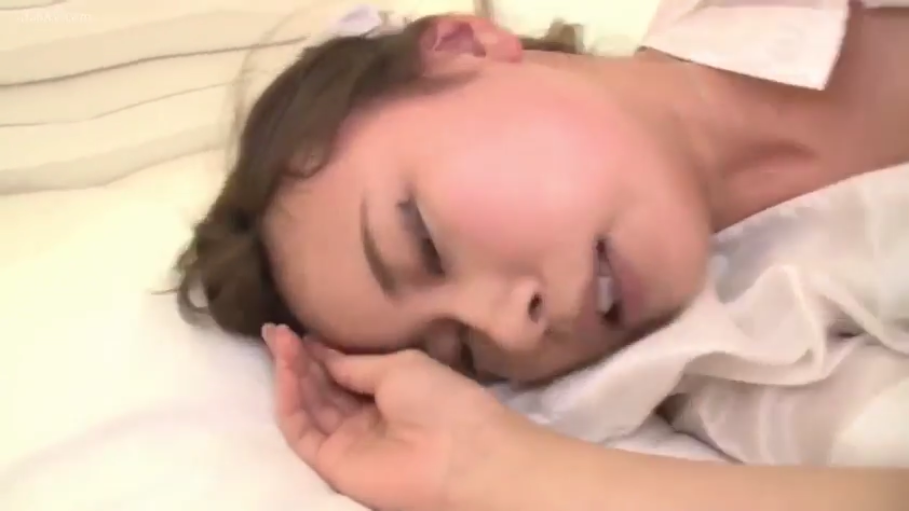 顔部のクローズアップ · 寝室 · 白色衬衫 · 侧卧