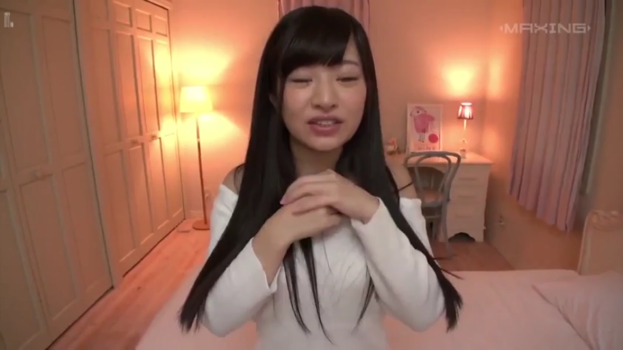 室内 · 坐姿 · 全身 · 平静 · 露底 · JK制服 · 易拉罐 · 喝饮料