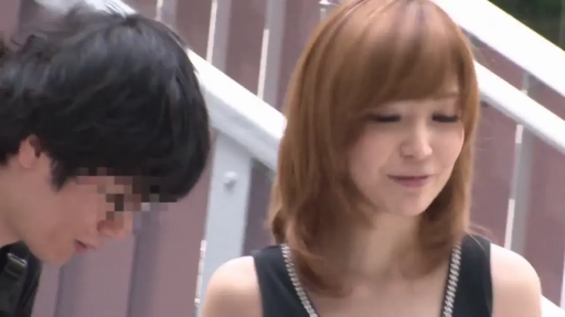 交谈 · 站姿 · 微笑 · 面部特写 · 栏杆 · 黑色背心 · 人脸打码 · 户外楼梯