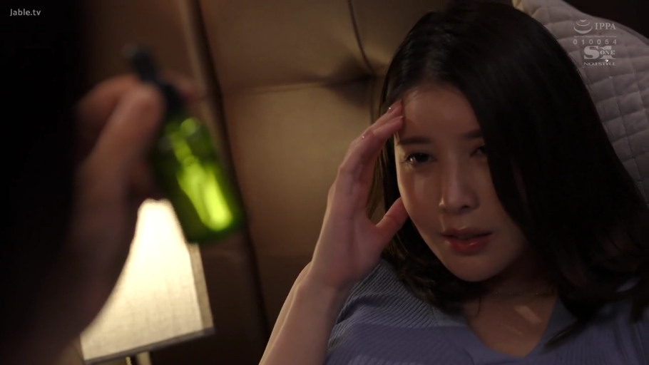 忧郁 · 卧室 · 面部特写 · 剧情 · 药瓶 · 侧卧 · 休息 · 蓝紫色针织背心