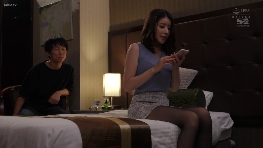 严肃 · 蓝色无袖上衣 · 全景 · 台灯 · 注视 · 酒店卧室 · 坐在床边