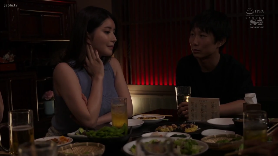 座り姿勢 · 会話 · 中景 · 微笑 · 酒杯 · 熟女 · 居酒屋 · ノースリーブタンクトップ