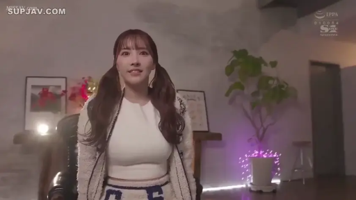 站立 · 盆栽 · 微笑 · 半身 · 双马尾 · 室内房间 · 自我介绍 · 白色毛衣套装