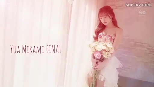 室内 · 站立 · 中景 · 抱花 · 抹胸白裙