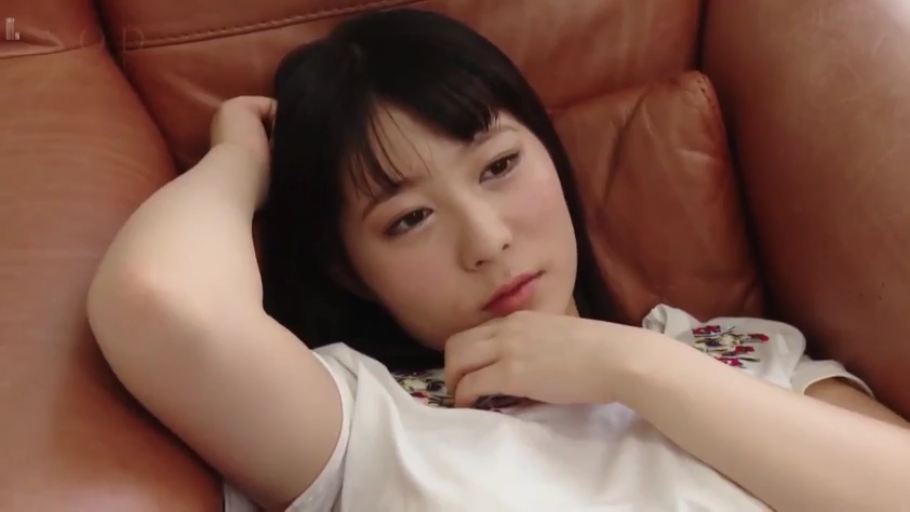 沉思 · 忧郁 · 面部特写 · 室内沙发 · 白色刺绣上衣 · 侧卧仰躺