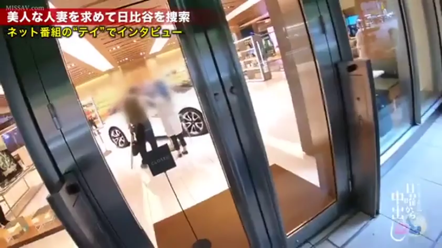 站立 · 职业装 · 远景 · 模糊 · 玻璃门 · 街拍 · 采访 · 商场门口