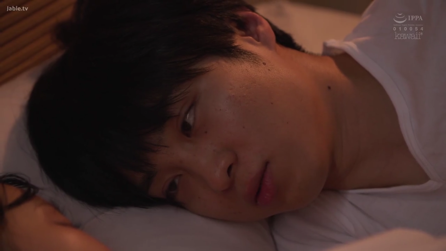 顔部のクローズアップ · 寝室 · 迷離 · 枕头 · 注視 · 寝姿 · 白いTシャツ · 男优