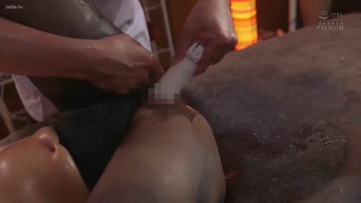 私处特写 · 仰卧 · 涂油 · 按摩器 · 黑色内裤 · 按摩院 · 未见表情 · 按摩阴部