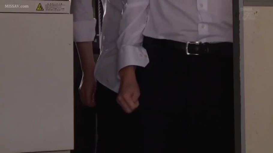 室内 · 站立 · 白衬衫 · 身体特写 · 视频截图