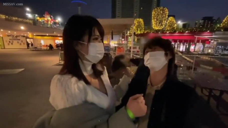 跨坐位 · 揉捏乳房 · 愉悦 · 沙发 · 第一人称视角 · 客厅沙发 · 蓝色上衣与黑色短裙 · POV中景