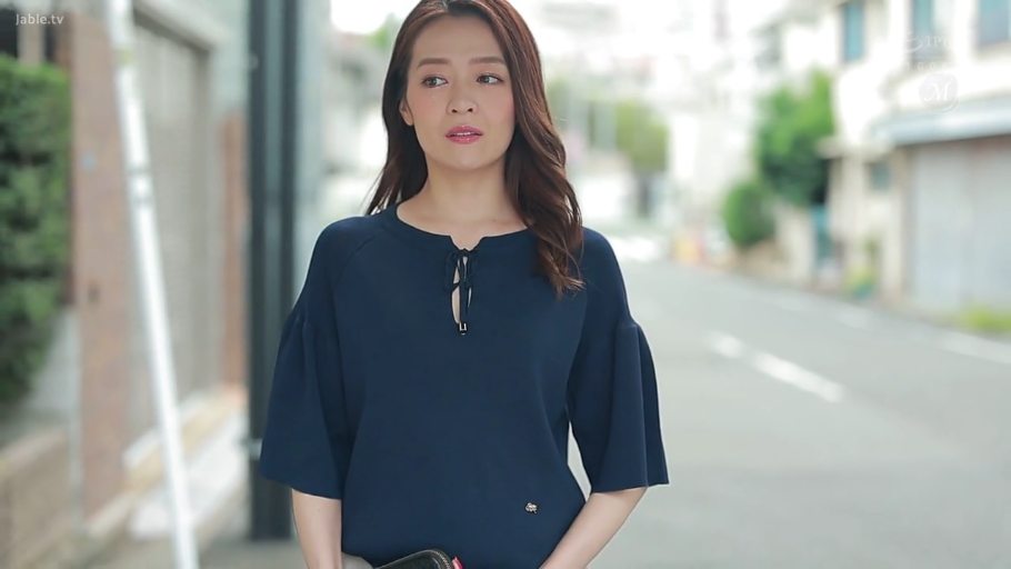 忧郁 · 站立 · 半身 · 街道 · 熟女 · 钱包 · 蓝色上衣 · 走动