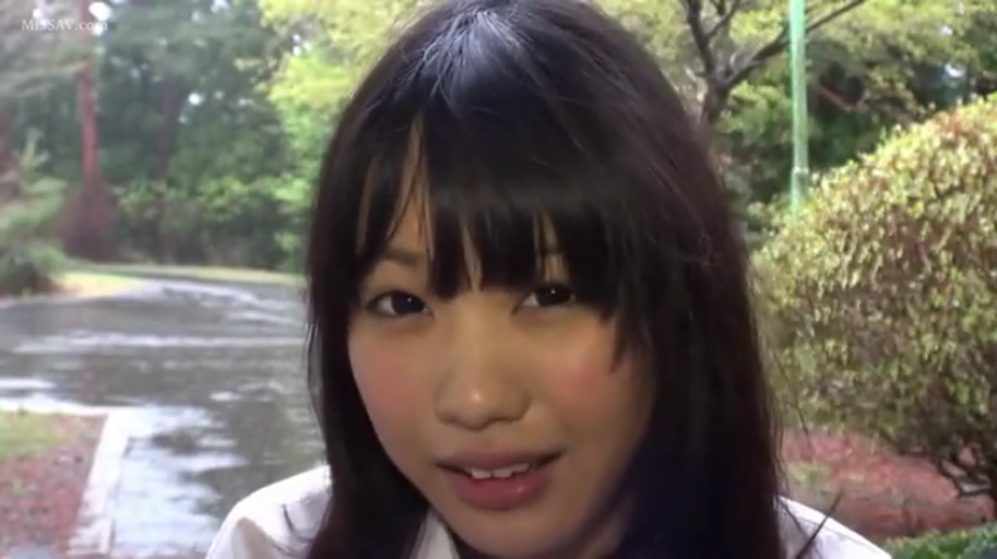 脸部特写 · 微笑 · 注视 · 户外 · 白色制服 · 正面姿势 · 黑色长发