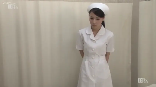 坐姿 · 盆栽 · 微笑 · 客厅 · 注视 · 近景 · 日文字幕 · 蓝色蕾丝上衣