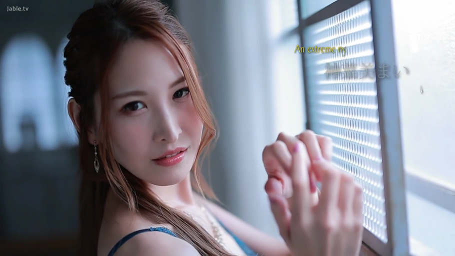 站立 · 臀部 · 洗手间 · 洗手台 · 局部特写 · 抚摸臀部 · 粉色瑜伽裤