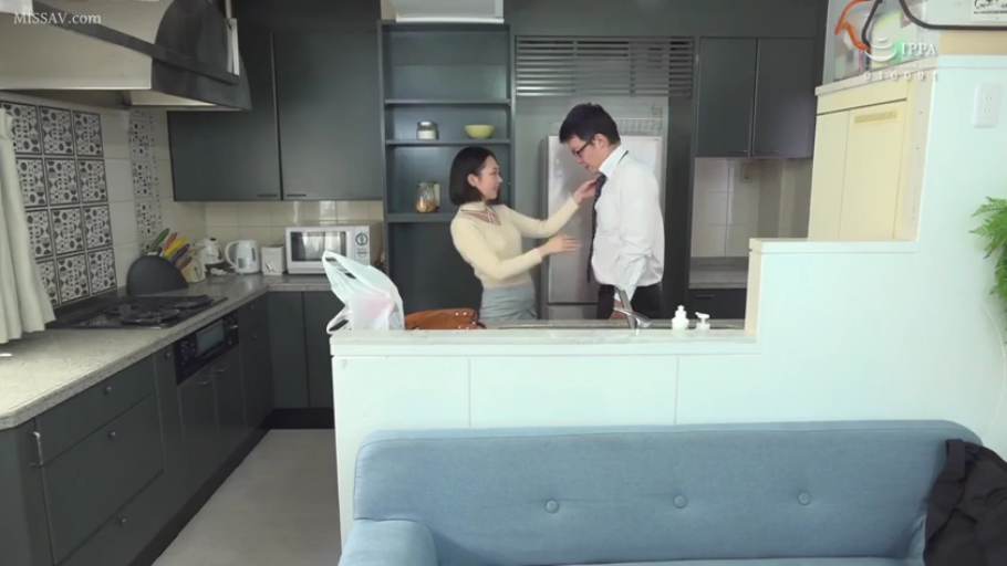 站立 · 微波炉 · 微笑 · 居家 · 灰裙 · 厨房 · 整理领带