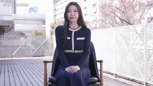 座り姿勢 · 微笑 · 半身 · 椅子 · 屋外 · 访谈 · 蓝色针织连衣裙