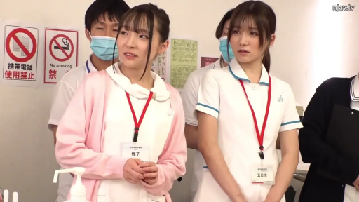 交谈 · 护士服 · 站立 · 办公室内 · 否 · 平淡 · 制服诱惑 · 工牌