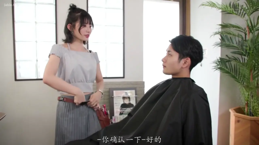 站立 · 交谈 · 中景 · 杂志 · 自然 · 剧情 · 灰色一字肩上衣 · 理发店