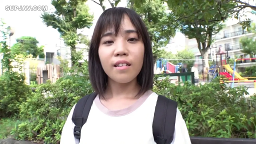 脸部 · 自然 · 谈话 · 短发 · 公园 · 白色T恤 · 双肩包 · 正面站立