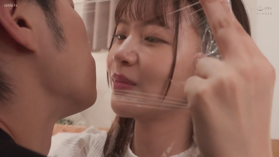 室内 · 微笑 · 面部特写 · 亲密 · 面对面 · 白色针织衫 · 隔膜亲吻 · 塑料薄膜