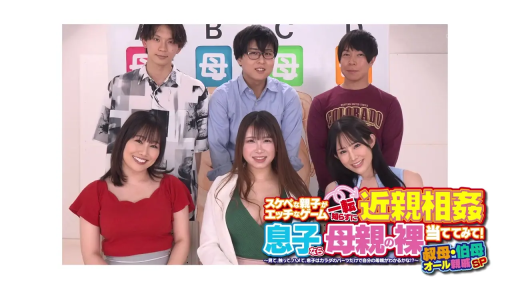 Sitting Posture · Role-playing · Half-body · Smile · Studio · Casual wear · Background board · Group photo