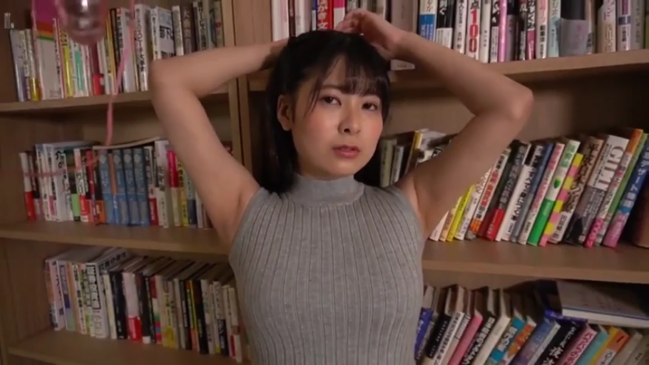 腋下 · 整理头发 · 双手抱头 · 书架前 · 灰色无袖高领针织衫