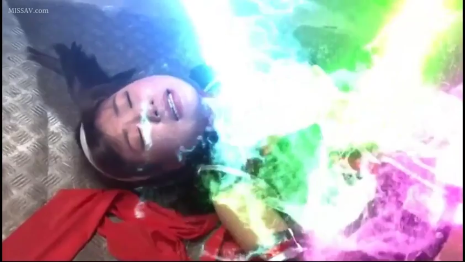 仰卧 · 面部特写 · 痛苦 · 特摄题材 · 工厂 · 受难 · 红色角色扮演服 · 彩色烟雾