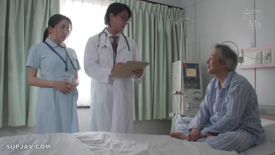 站立 · 严肃 · 条纹睡衣 · 远景 · 查房 · 医院病房