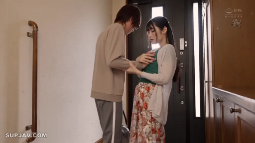 站立 · 休闲装 · 沉醉 · 门 · 玄关 · 摸胸 · 成年人