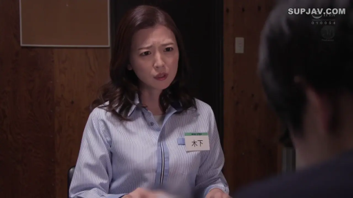 室内 · 坐姿 · 交谈 · 严肃 · 条纹衬衫 · 半身 · 熟女 · 名牌