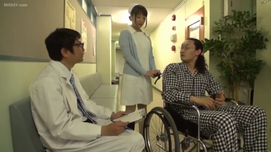 坐姿 · 医院 · 护士服 · 中景 · 自然 · 剧情 · 交流 · 轮椅