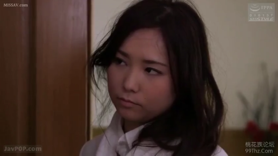 室内 · 严肃 · 脸部特写 · 白衬衫 · 注视 · 长发 · 侧头