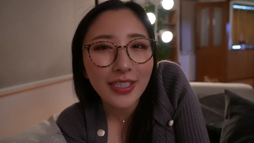 メガネ · 顔部のクローズアップ · 微笑 · リビング · 对视 · 长发 · グレー ニットセーター · 前傾