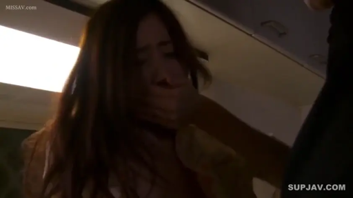 面部特写 · 痛苦 · 昏暗室内 · 低光照 · 深色外套 · 被塞嘴 · 受限姿态 · 封嘴布