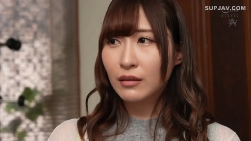 室内 · 忧郁 · 面部特写 · 注视 · 长发 · 灰色毛衣 · 正脸