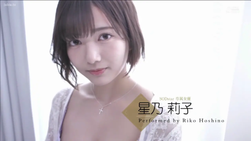 窗边 · 字幕 · 微笑 · 面部特写 · 展示行为 · 十字架项链 · 正对镜头