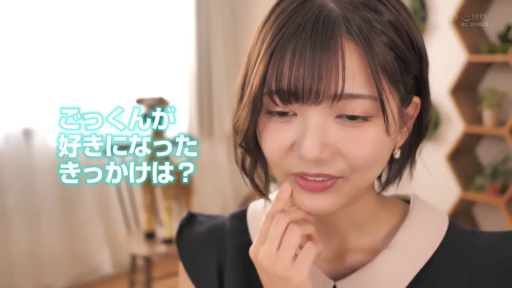 室内 · 脸部特写 · 羞涩 · 聊天 · 连衣裙 · 短发 · 托腮