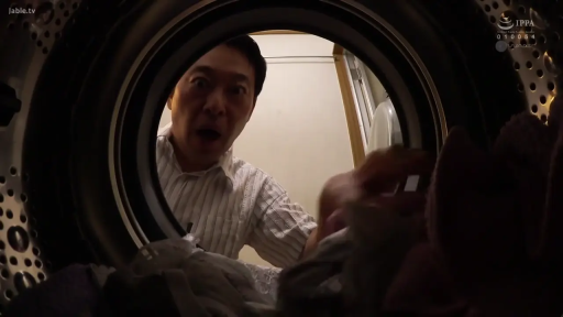 Bend over · Close-up of the face · 条纹衬衫 · First-person perspective · 惊讶 · 洗衣机 · Take · 洗衣房