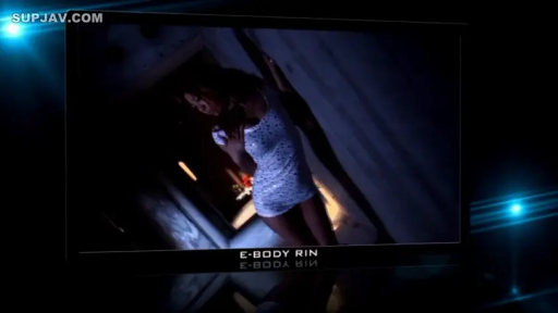 室內 · 全身 · 站立 · 擺姿勢 · 白色紧身短裙