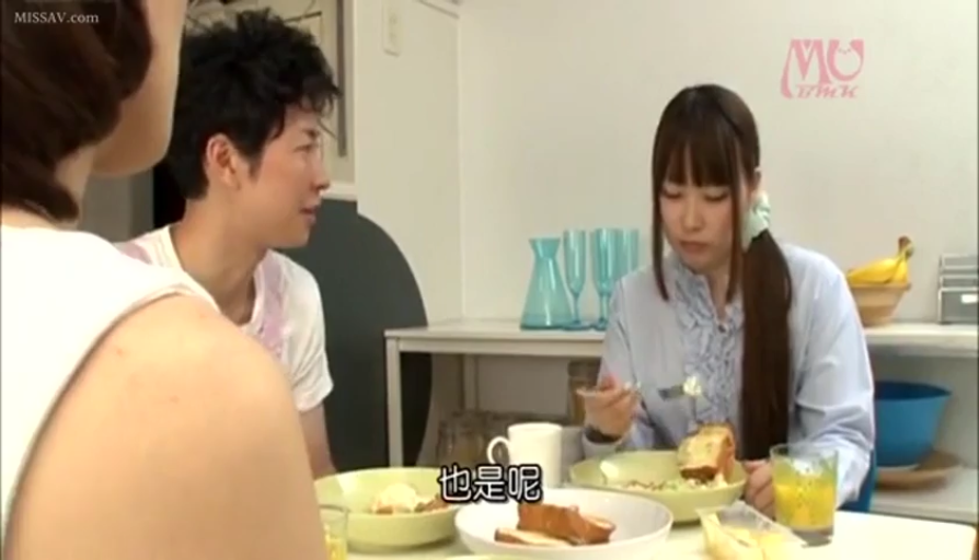 坐姿 · 自然 · 餐厅 · 休闲服 · 用餐 · 餐具