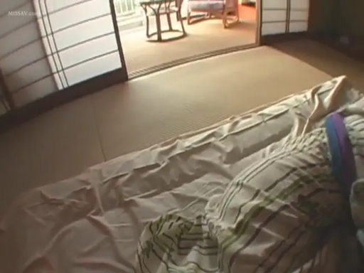 面部 · 卧室 · 迷离 · 枕头 · 仰卧 · 第一人称视角 · 注视 · 条纹睡衣