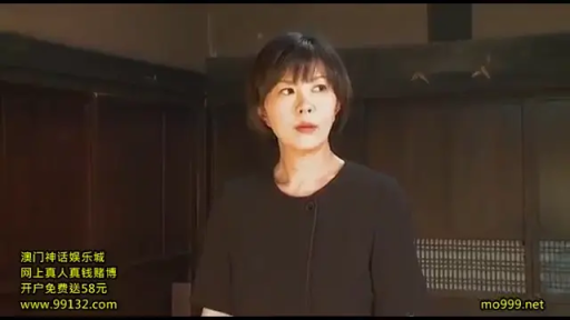 严肃 · 站立 · 中景 · 短发 · 侧头凝视 · 日式室内 · 黑色圆领上衣