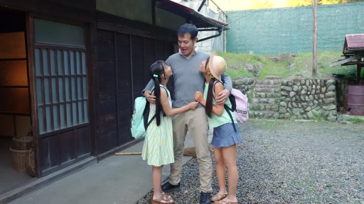 日式民居 · 休闲服 · 快乐 · 草帽 · 嬉戏 · 站姿拥抱 · 家庭背景