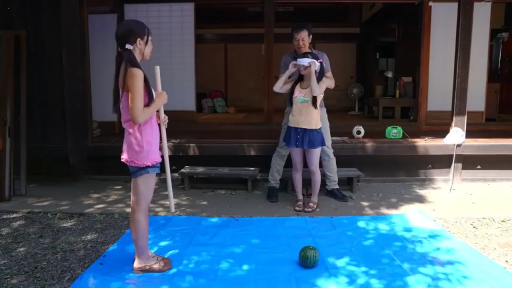 专注 · 站立 · 远景 · 背心短裙 · 蒙眼 · 日式庭院 · 西瓜 · 打西瓜游戏