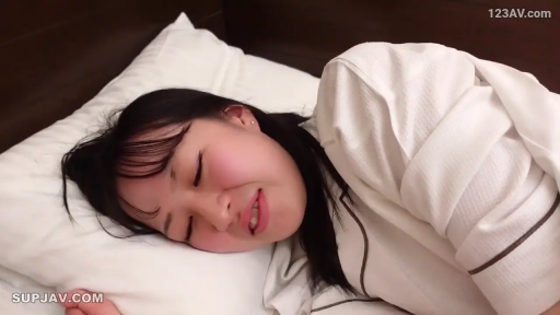 Face · 床上 · Side-lying · Pajamas