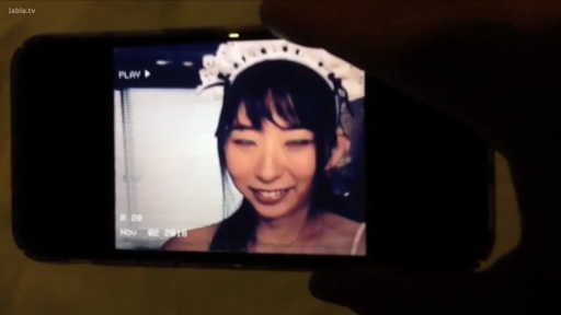 微笑 · 面部特写 · 正坐 · 注视 · 女仆装 · 手机 · 手机屏幕 · 视频画面