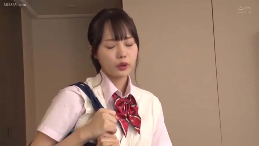 室内 · 沉思 · 校服 · 站姿 · 闭眼 · 特写 · 学生 · 书包