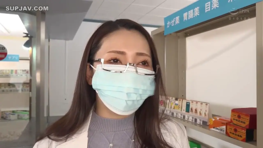 白大褂 · 脸部特写 · 站立 · 自然 · 熟女 · 口罩 · 静止 · 药店