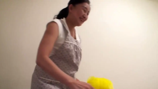 室内 · 中景 · 腰を曲げる · 笑容 · 熟女 · エプロン · 家务 · 黄色海绵